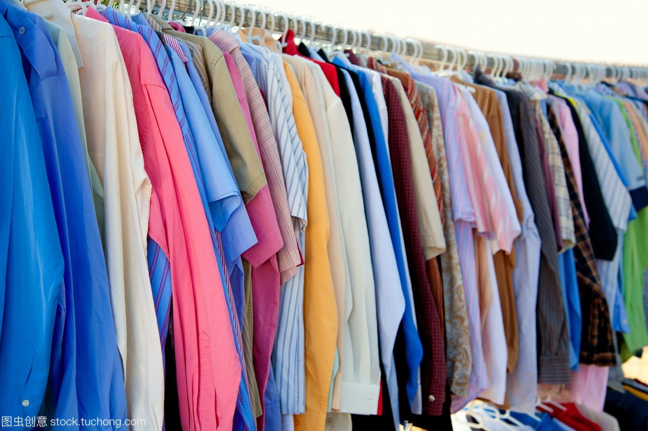 在户外用品市场,时尚衬衫衣架上有五颜六色的衣服